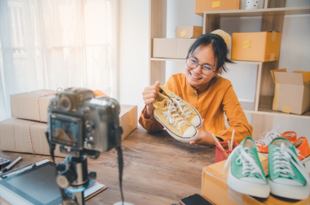 Review oleh Blogger: Narasi Pengalaman Nyata yang Menjadi Panduan Konsumen Digital