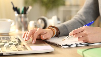 Antonim Dialog dalam Literatur Klasik dan Kontemporer