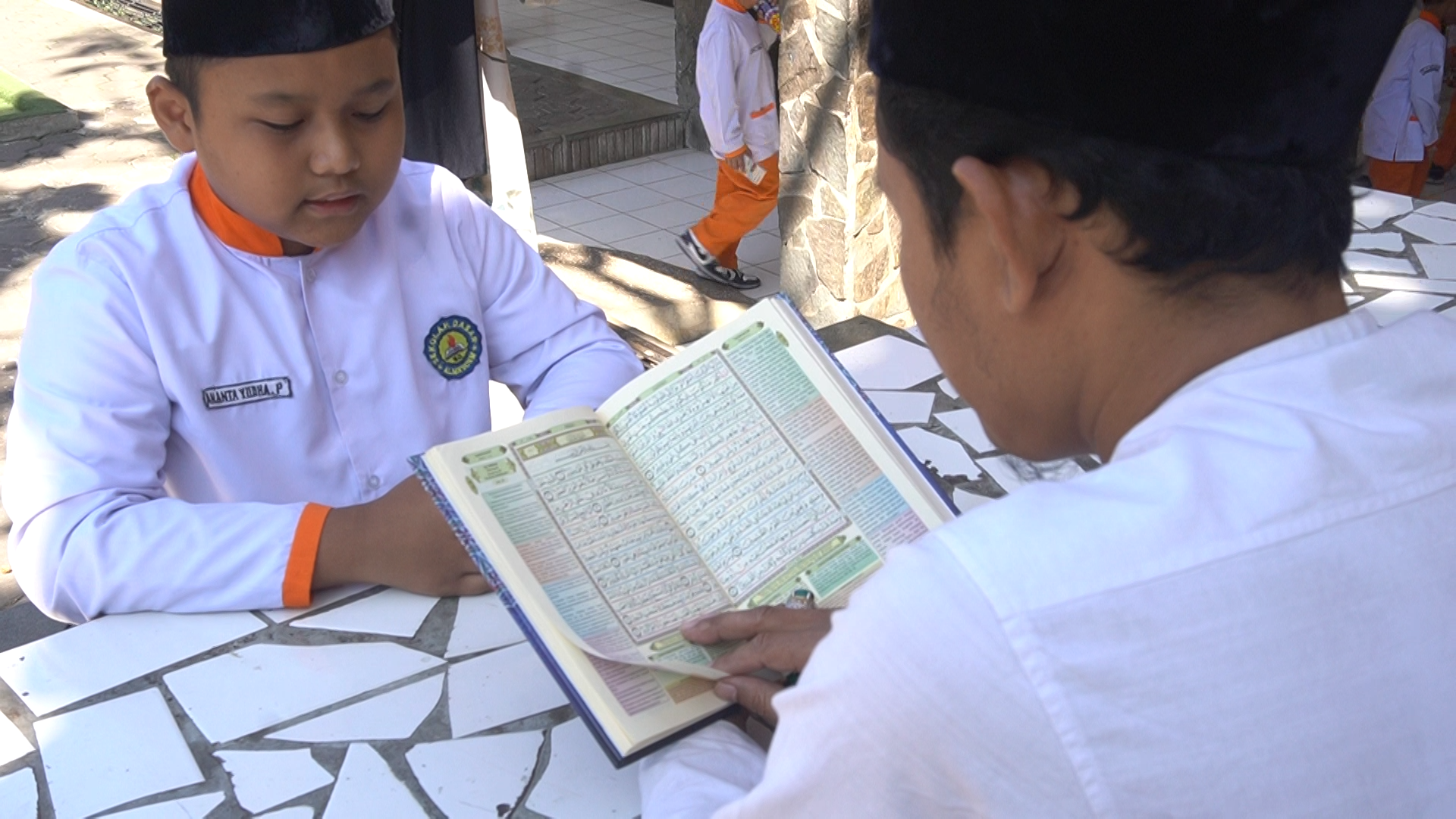 Menumbuhkan Rasa Cinta Terhadap Rasulullah SAW dan Ahlul Baitnya di Ekstrakurikuler Maulid Nabi dan Sholawat SMP Islam Al Masoem Bandung