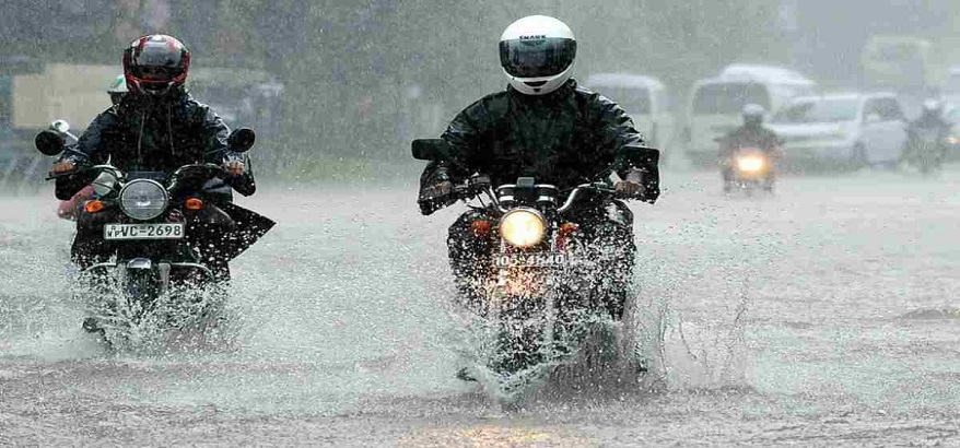 Tips Aman Berkendara Motor Meski Saat Hujan