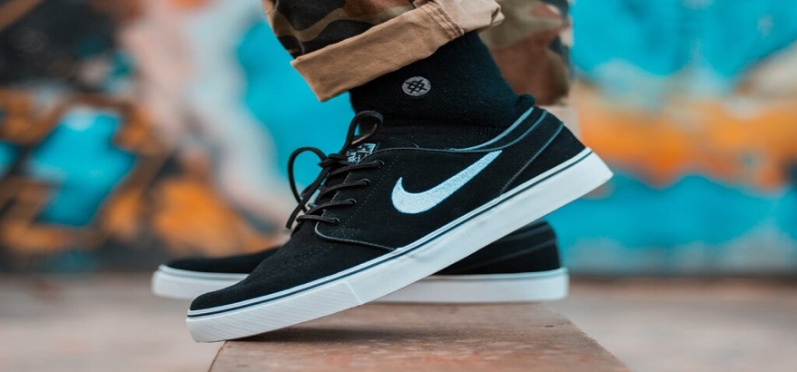 Berpenampilan kasual namun tetap stylish? Ini dia rekomendasi brand sneakers untuk pria!